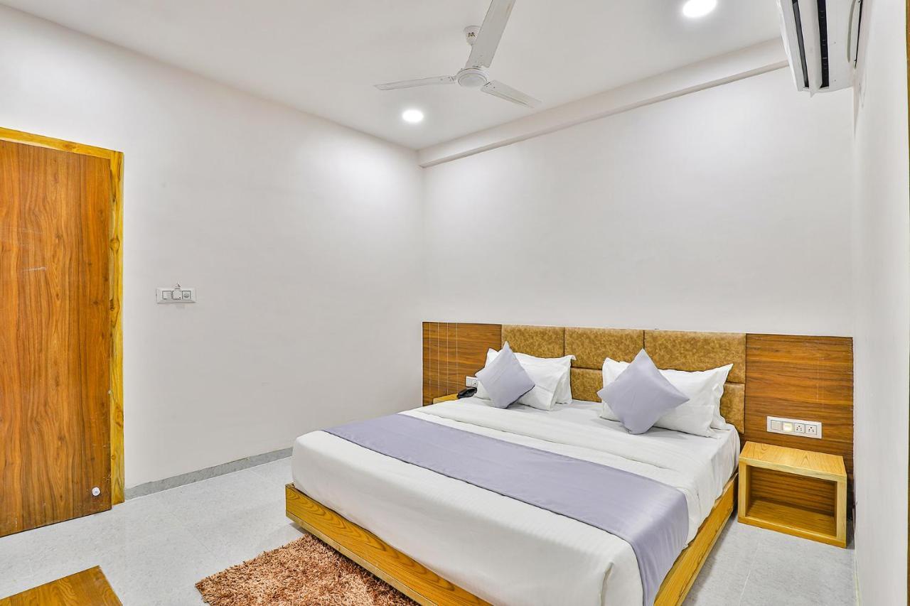 Fabhotel Parkland A Ahmedabad Exteriör bild