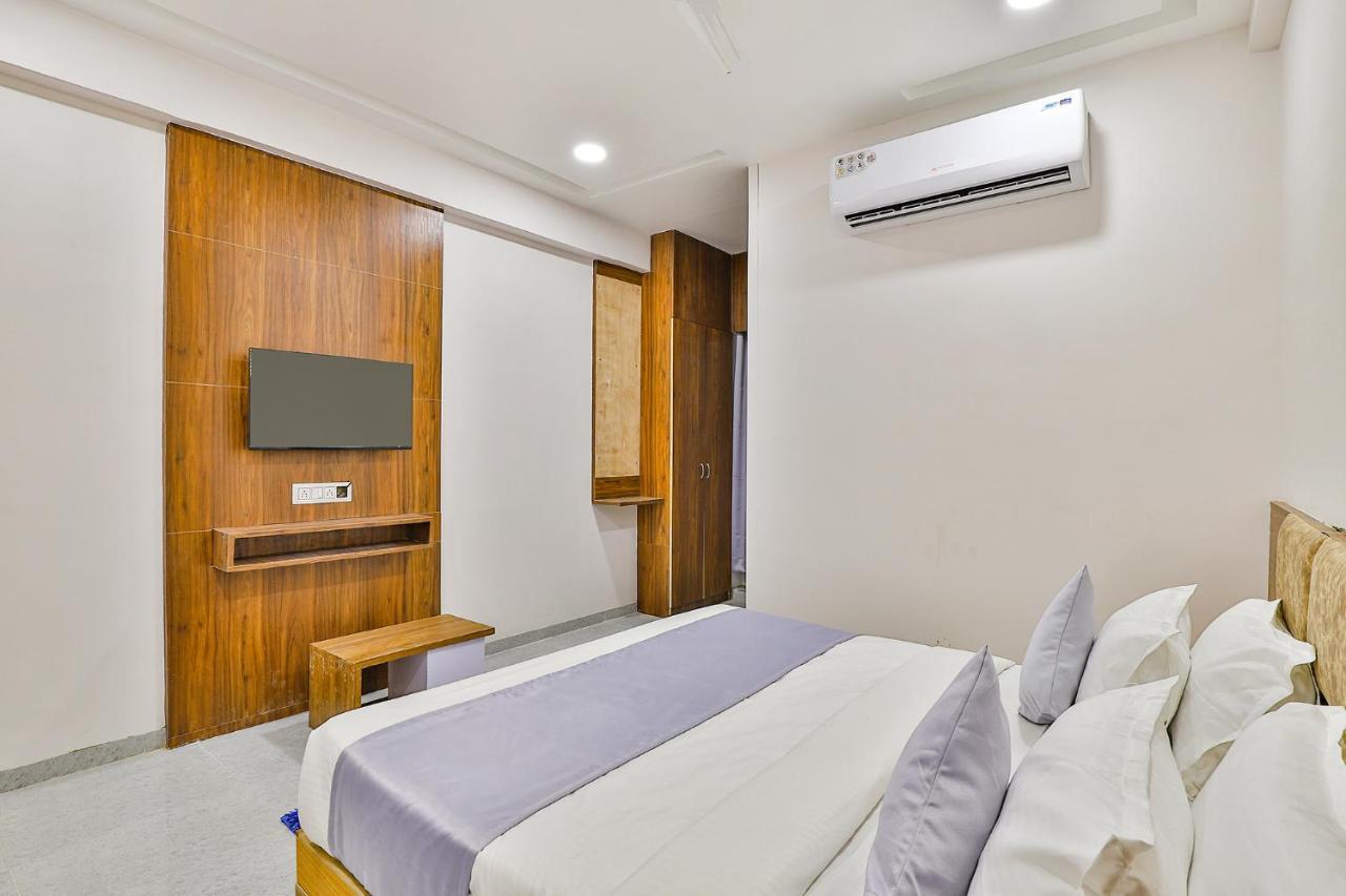 Fabhotel Parkland A Ahmedabad Exteriör bild