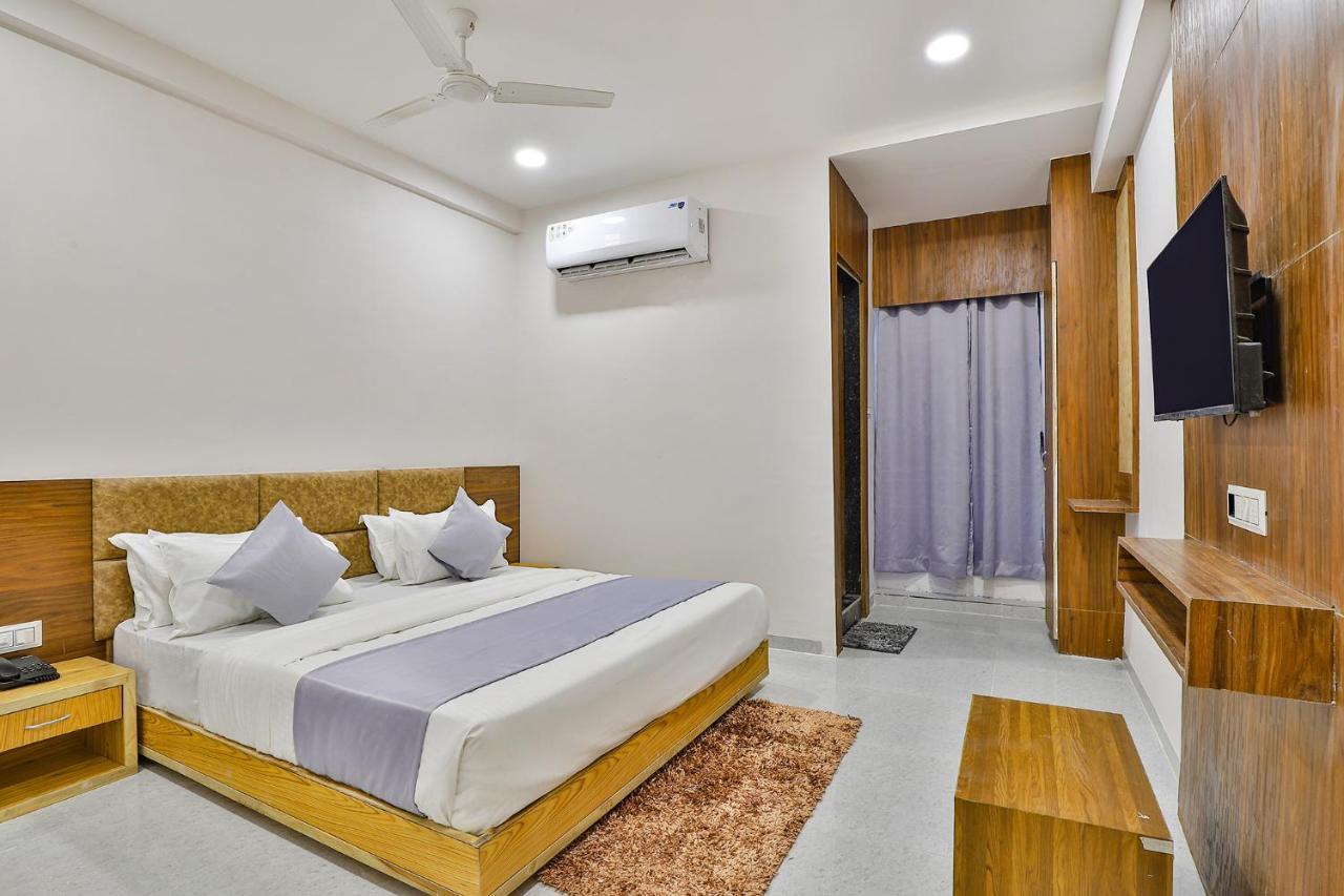 Fabhotel Parkland A Ahmedabad Exteriör bild