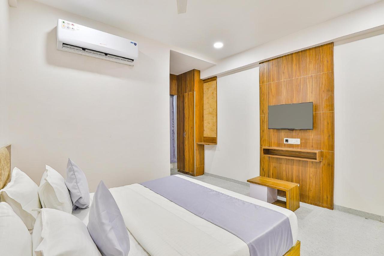 Fabhotel Parkland A Ahmedabad Exteriör bild